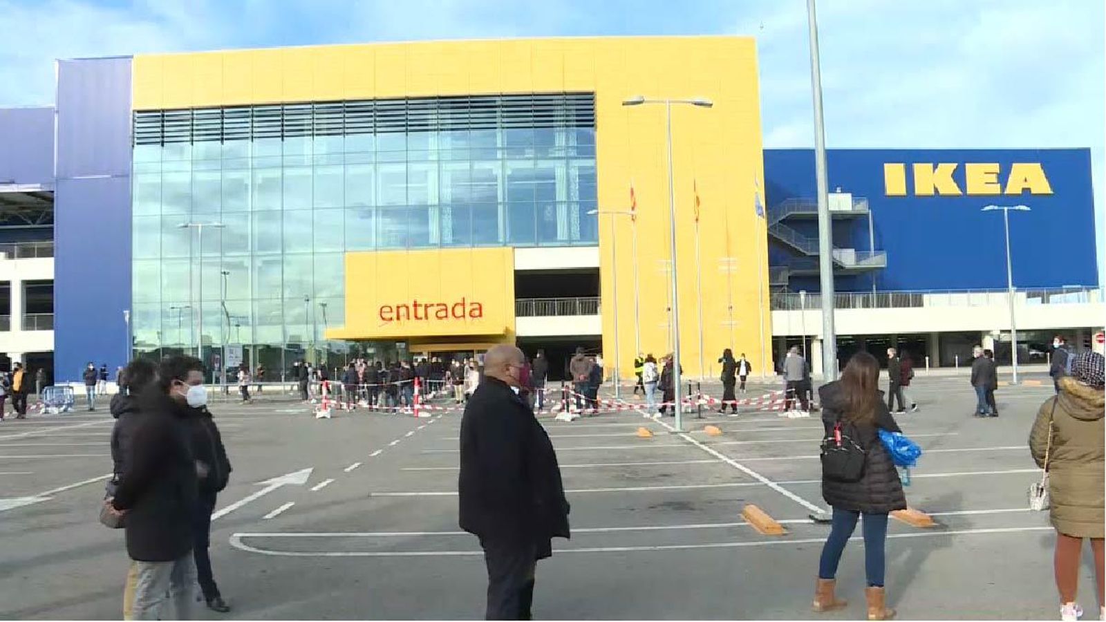 Imatge d'arxiu de cues a l'entrada de la tenda d'Ikea al polígon d'Alfafar (València)