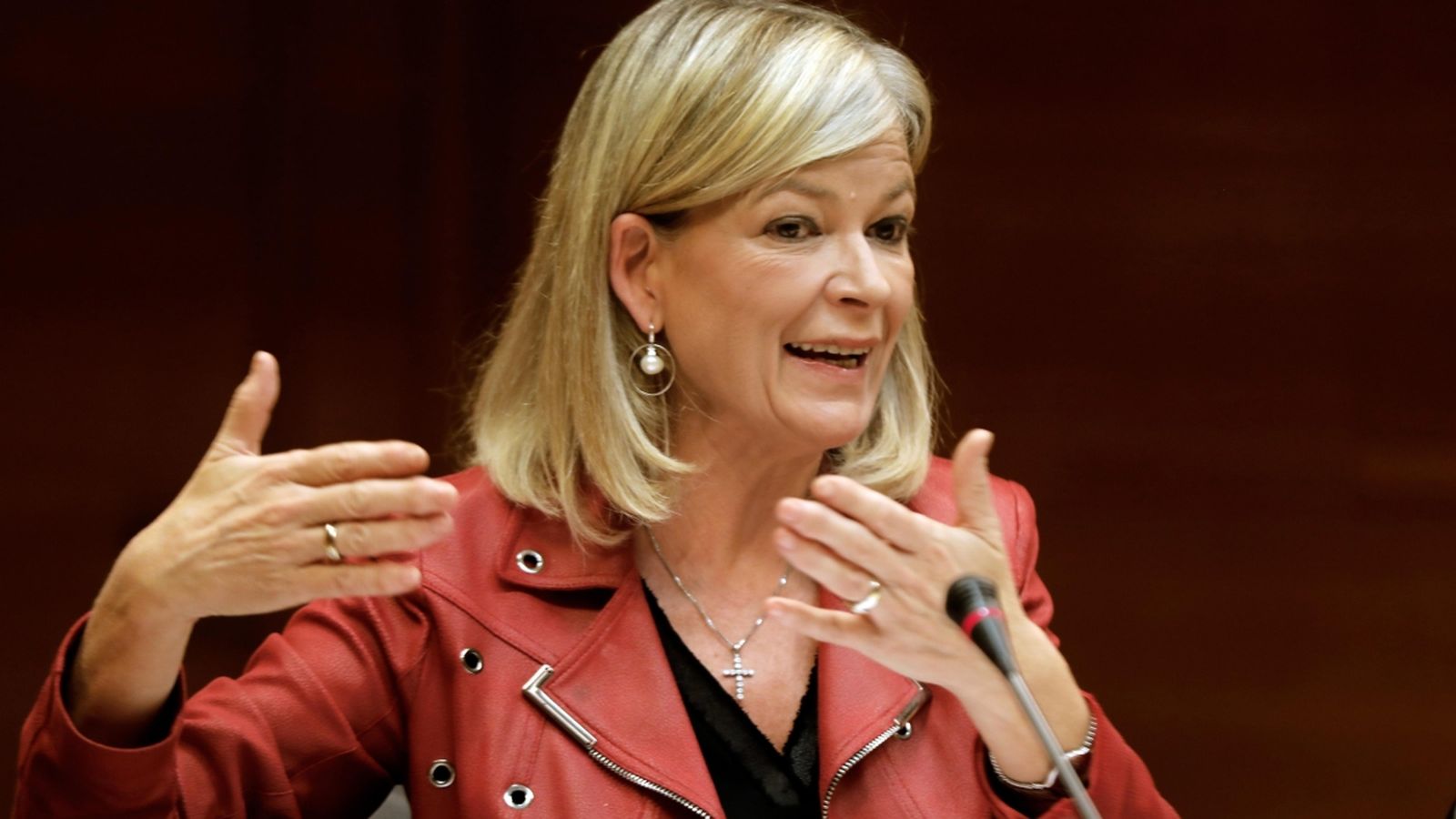 La consellera de Justícia Gabriela Bravo durant la seua compareixença a les Corts. EFE