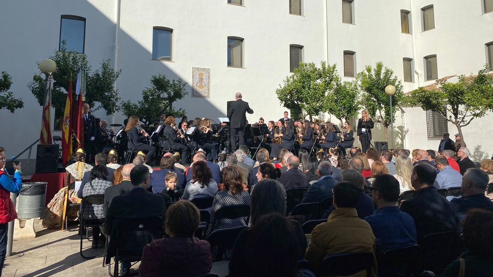 L’Agrupació Musical Gayano Lluch va posar música a l'aniversari amb un concert als jardins de la seu de la Junta Central Fallera de València