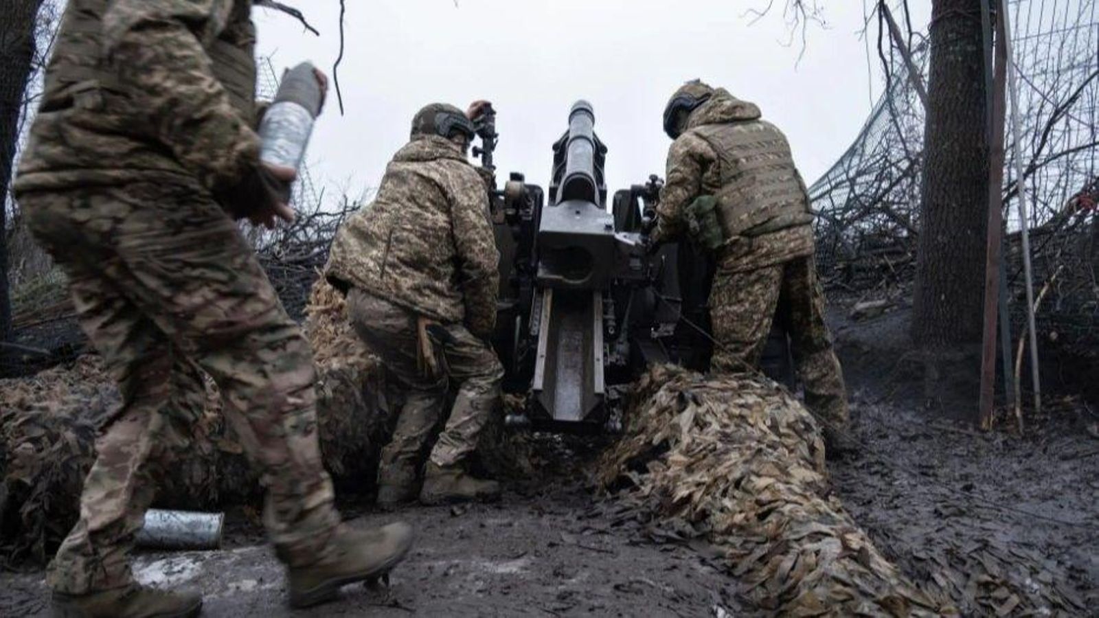 Una unitat d'artilleria d'Ucraïna es prepara per a disparar un obús a la regió de Khàrkiv, Ucraïna