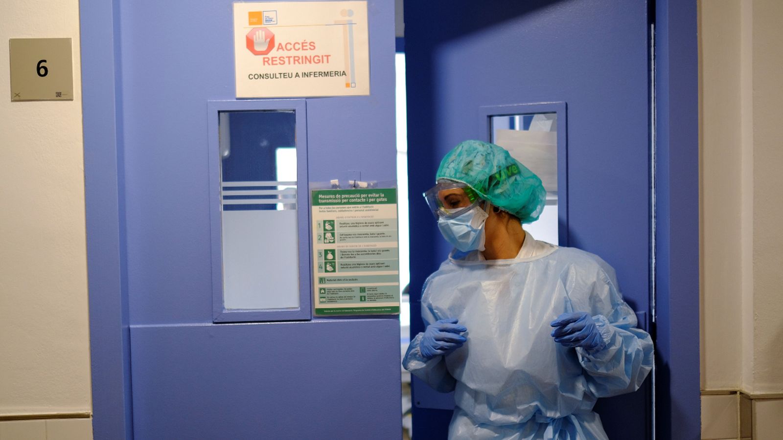 Una infermera es prepara per a atendre un pacient amb Covid-19