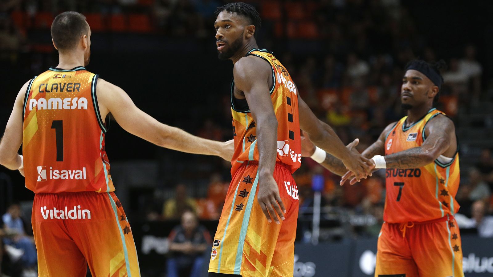 Víctor Claver, Kyle Alexander i Chris Jones s'encoratgen durant el partit a la Fonteta