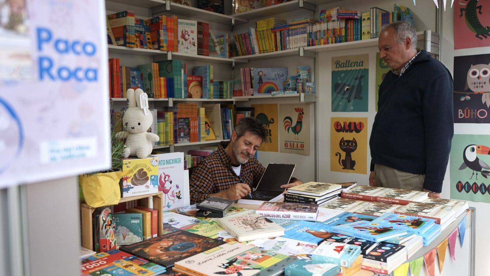 Paco Roca signa les seues novel·les gràfiques a la caseta de la llibreria Gaia este divendres 26 d'abril