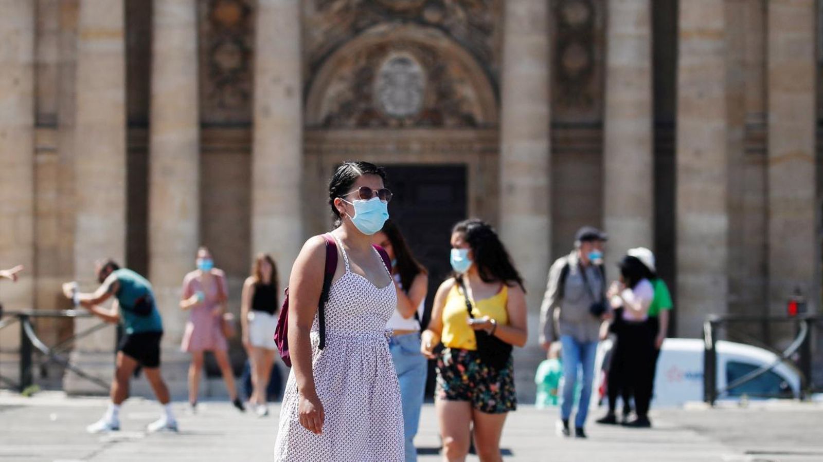 Persones amb mascareta prop del museu Louvre a París