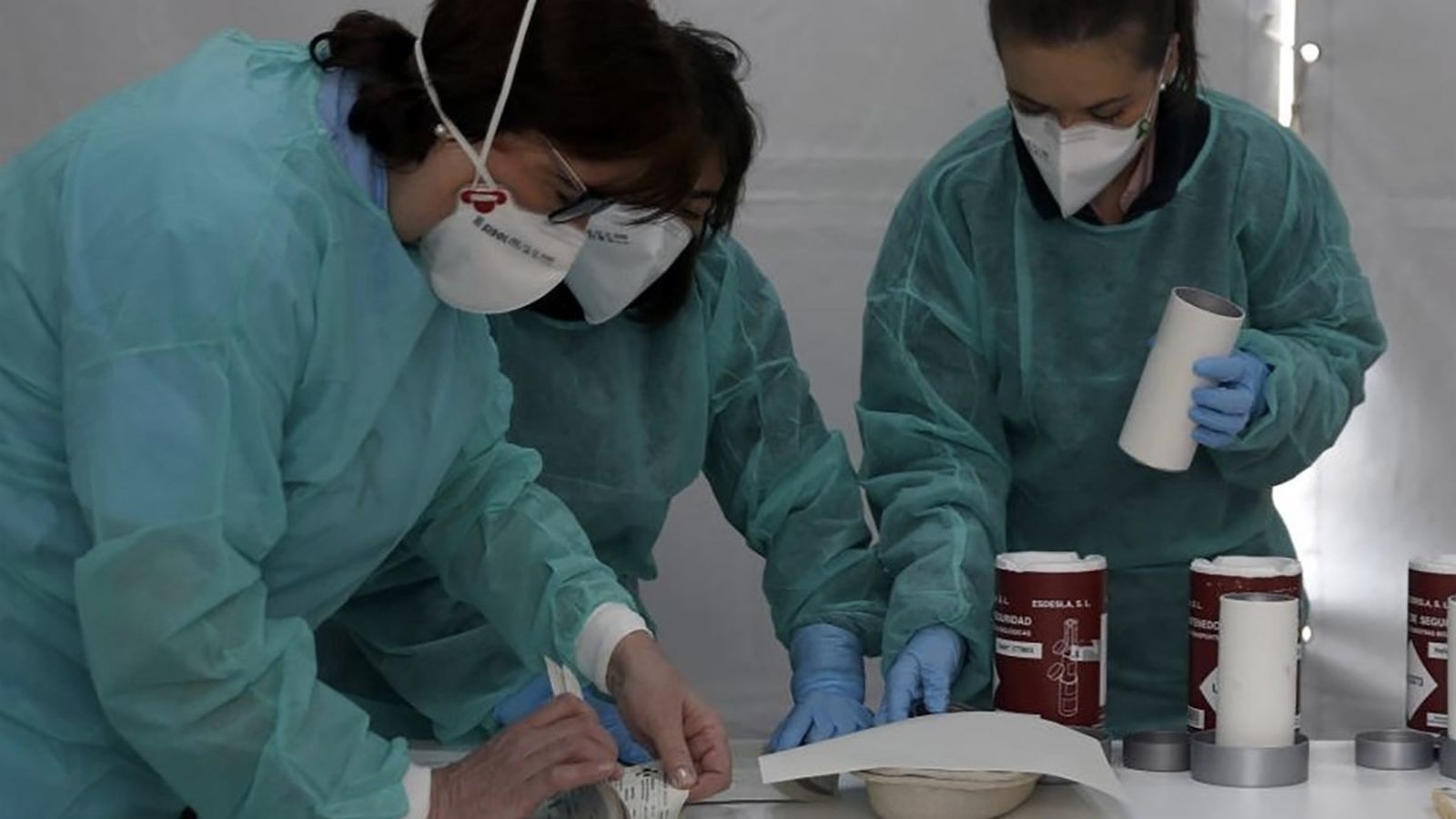 Imatge d'arxiu d'unes infermeres treballant amb mascaretes