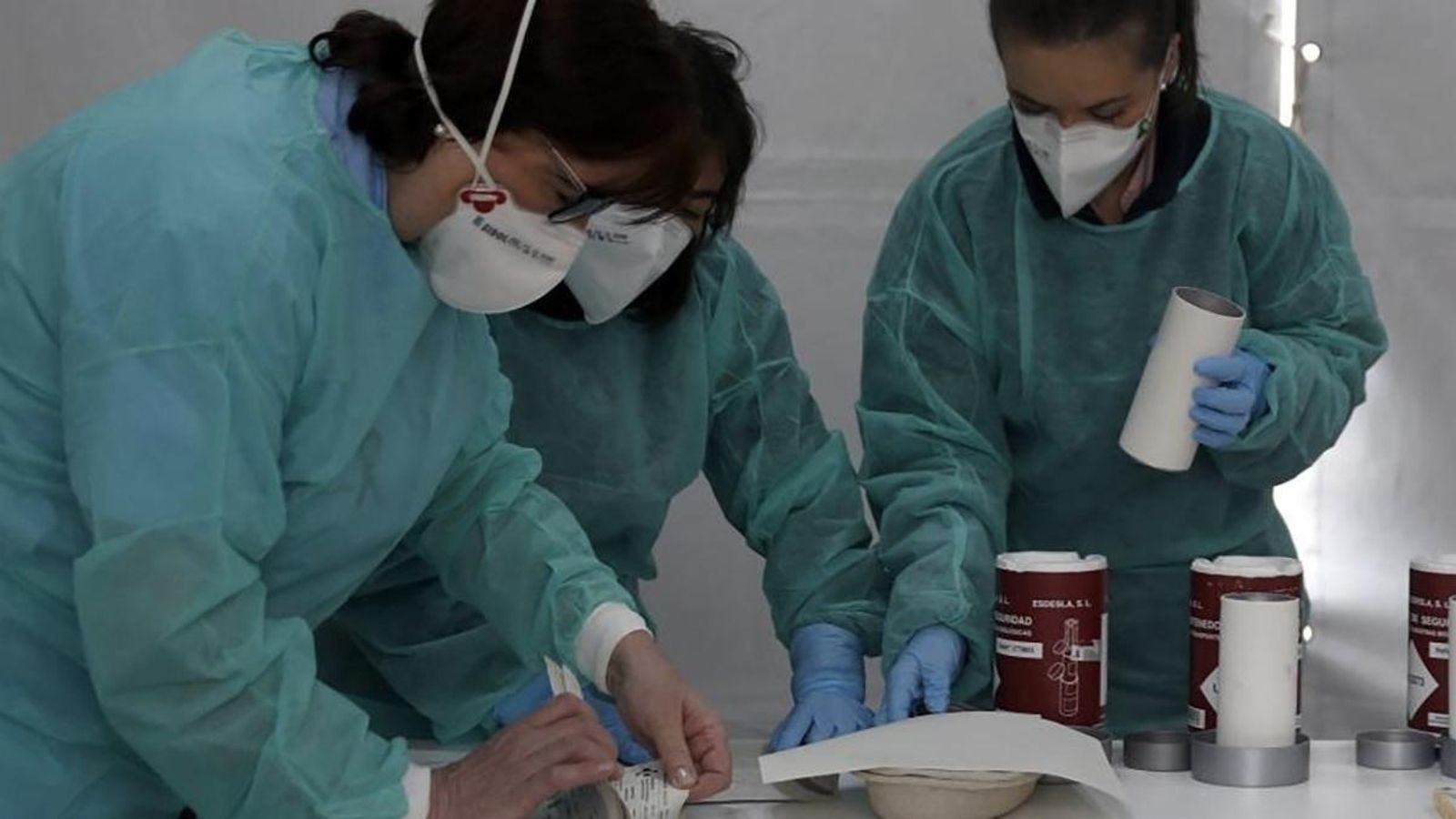 Imatge d'arxiu d'unes infermeres treballant amb mascaretes Imatge d'arxiu d'unes infermeres treballant amb mascaretes