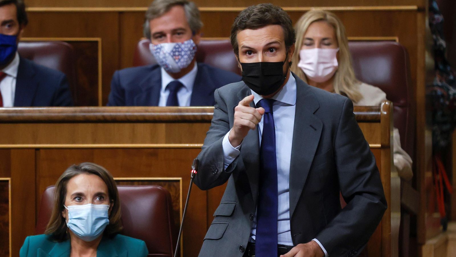 Pablo Casado es dirigeix a Pedro Sáchez durant la sessió de control al govern celebrada el 15 de setembre en el Congrés