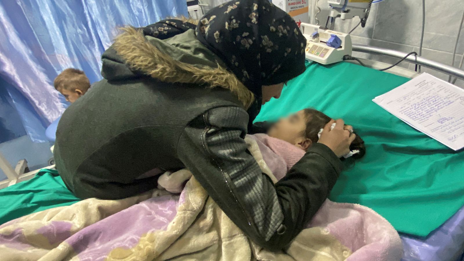 Una mare plora sobre la filla, ingressada amb un quadre sever de desnutrició a l'hospital Kamal Adwan