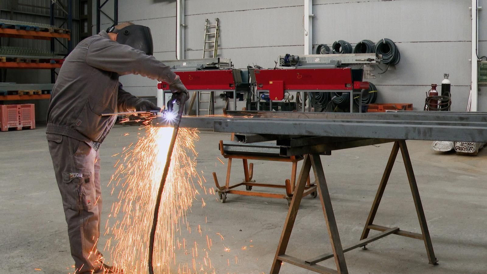 Un soldador en un taller