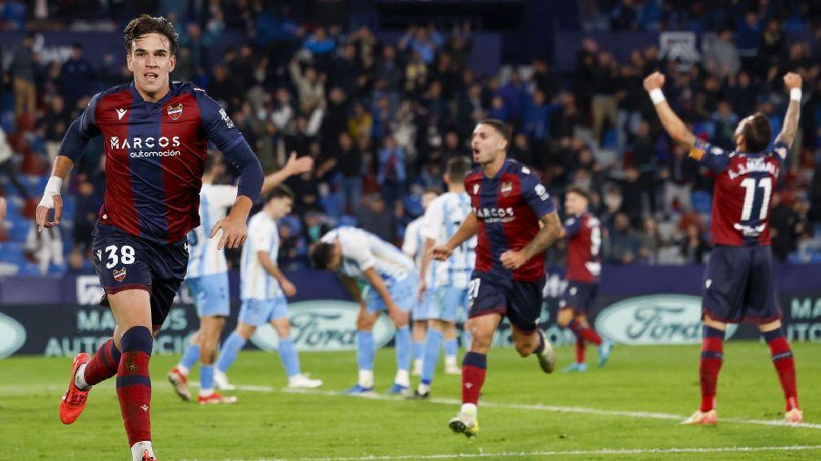 Els jugadors del Llevant celebren el tercer gol, de Carlos Espí