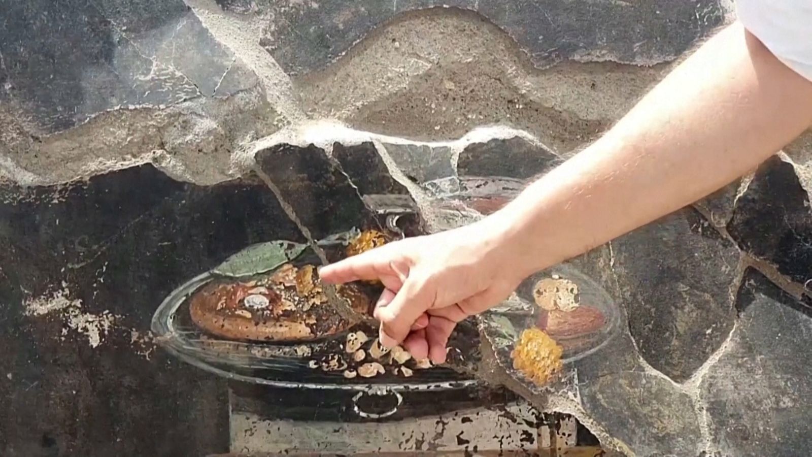 Imatge del fresc en el qual apareix un plat paregut a una pizza