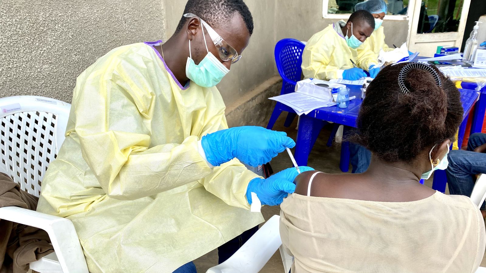 Foto d'arxiu d'un sanitari vacunant contra l'ébola al Congo