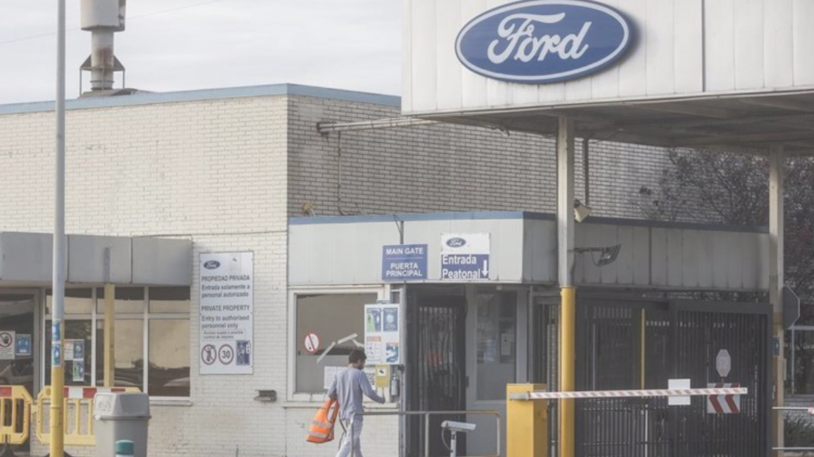 Entrada a la factoria de Ford Almussafes