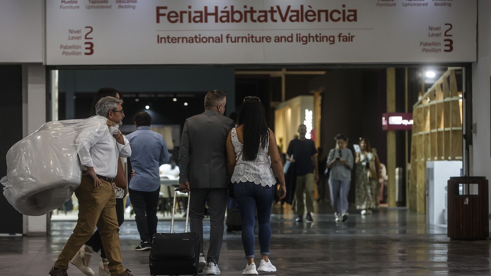 Assistents a la Fira Hàbitat València este dilluns