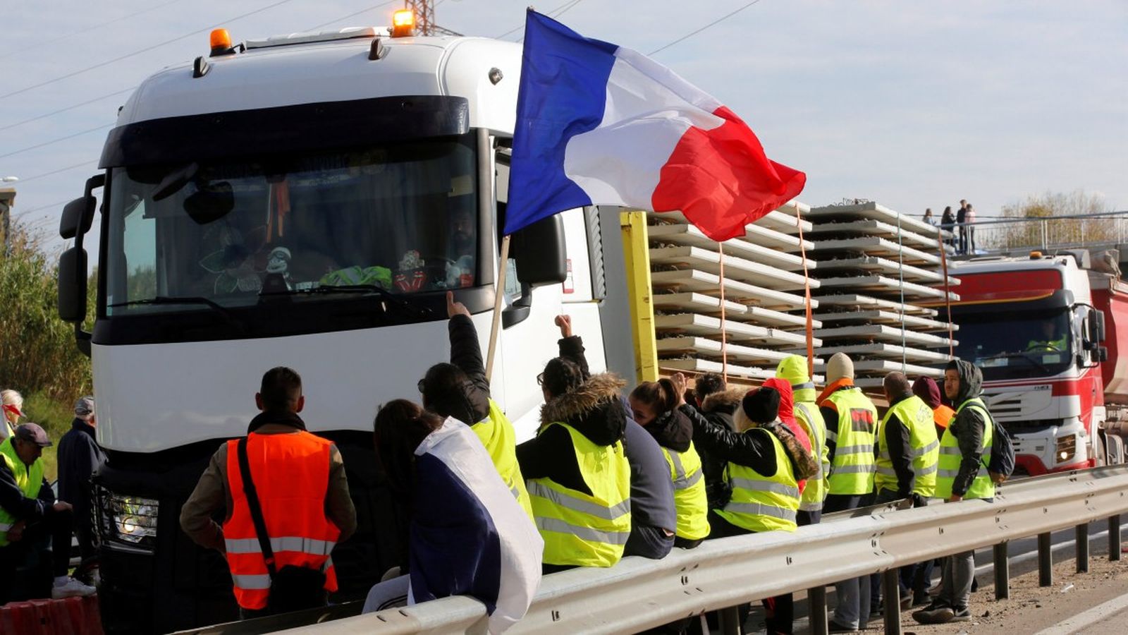 El moviment dels jupetins grocs bloqueja les principals carreteres franceses