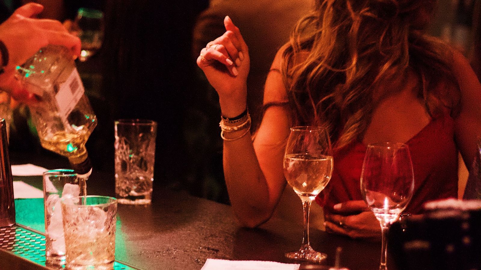 Una dona en un pub en una imatge d'arxiu