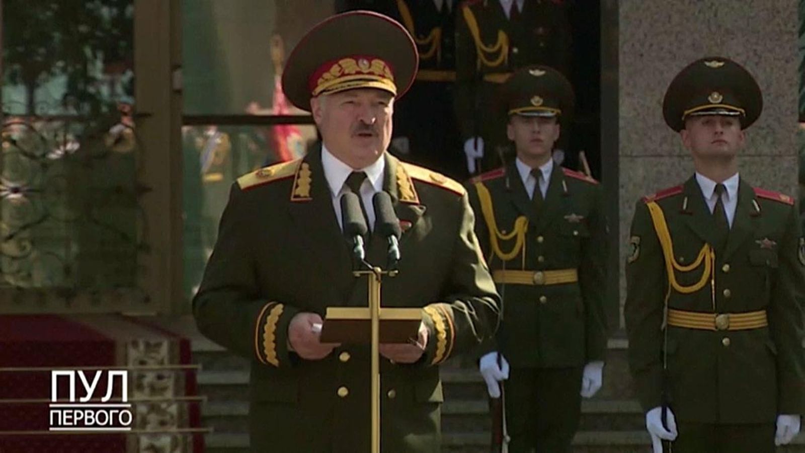 Aleksandr Lukaixenko vestit amb uniforme militar en un dels moments de la presa de possessió com a president de Bielorússia