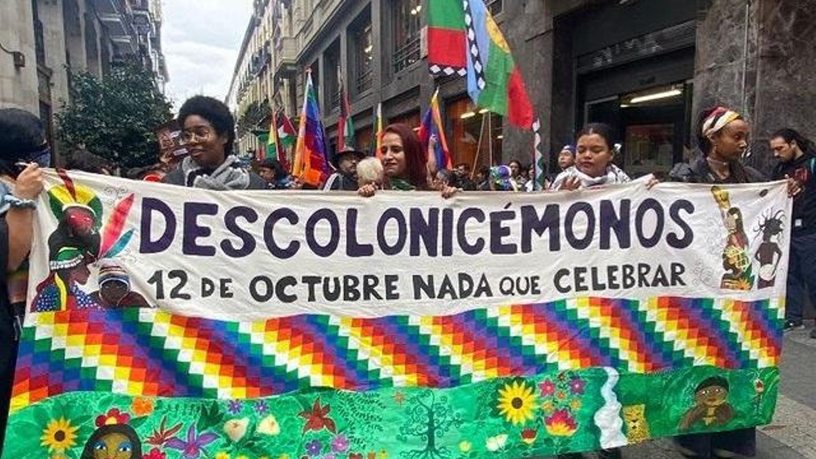 Manifestació a Madrid organitzada per l'Asamblea Descolonicémonos 12 de octubre Nada que Celebrar