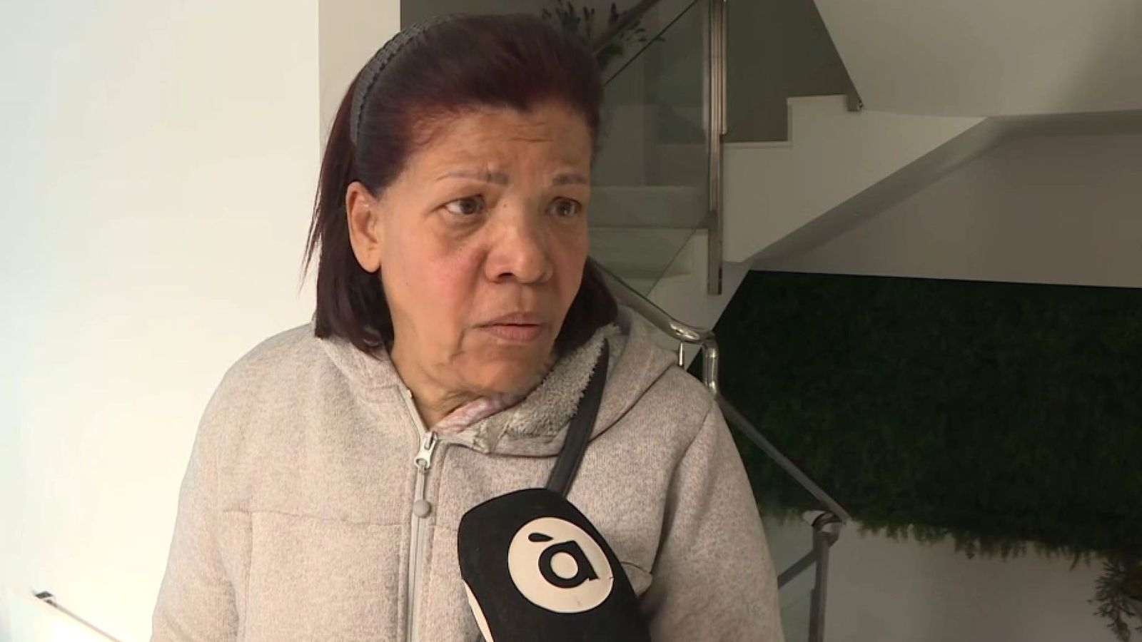 Sira Frías, que viu en el pis colindant al que s'ha cremat a la Vila Joiosa, atén a À Punt des de l'hotel on està allotjada provisionalment