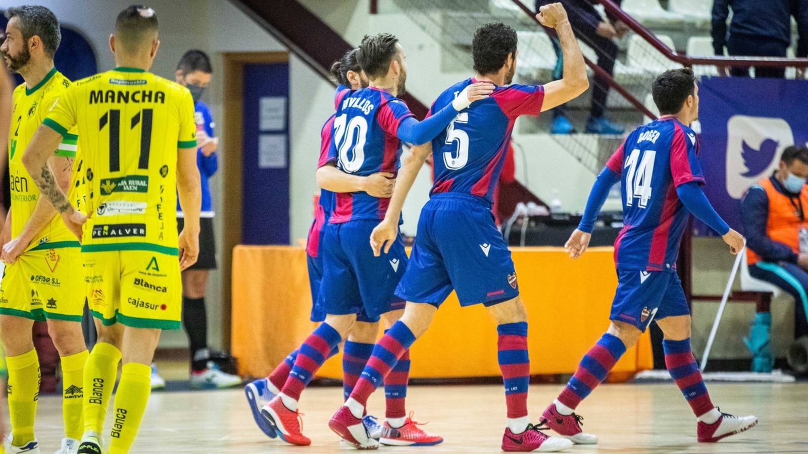 Els jugadors del Llevant celebren un dels gols