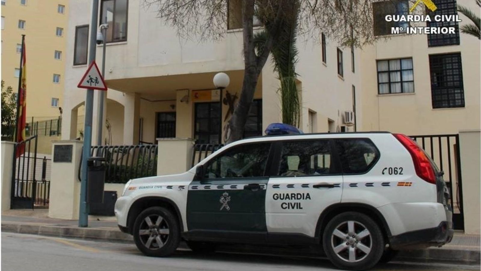 Detingut un home a Calp per fer caure una dona i masturbar-se-li damunt