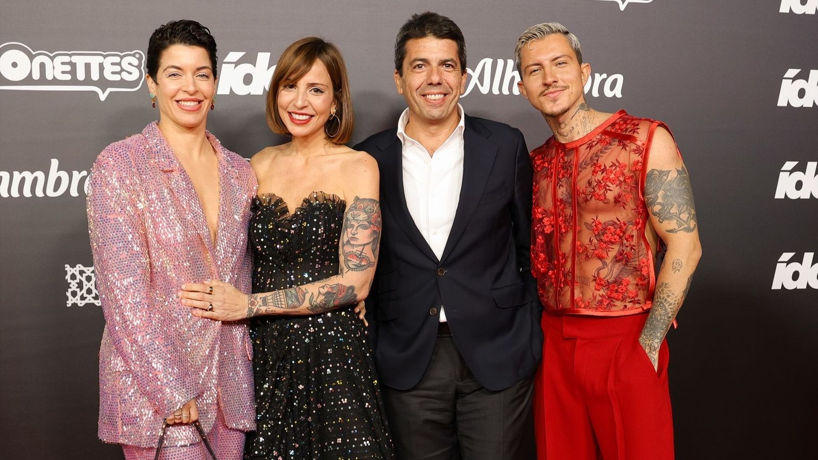 Mazón, junt amb les influenciadores Alejandra Victoria Sánchez i Verónica Sánchez,  conegudes com a "Oh mamy blue", i  Jonan Wiergo anit en els Premis Ídolo a Madrid