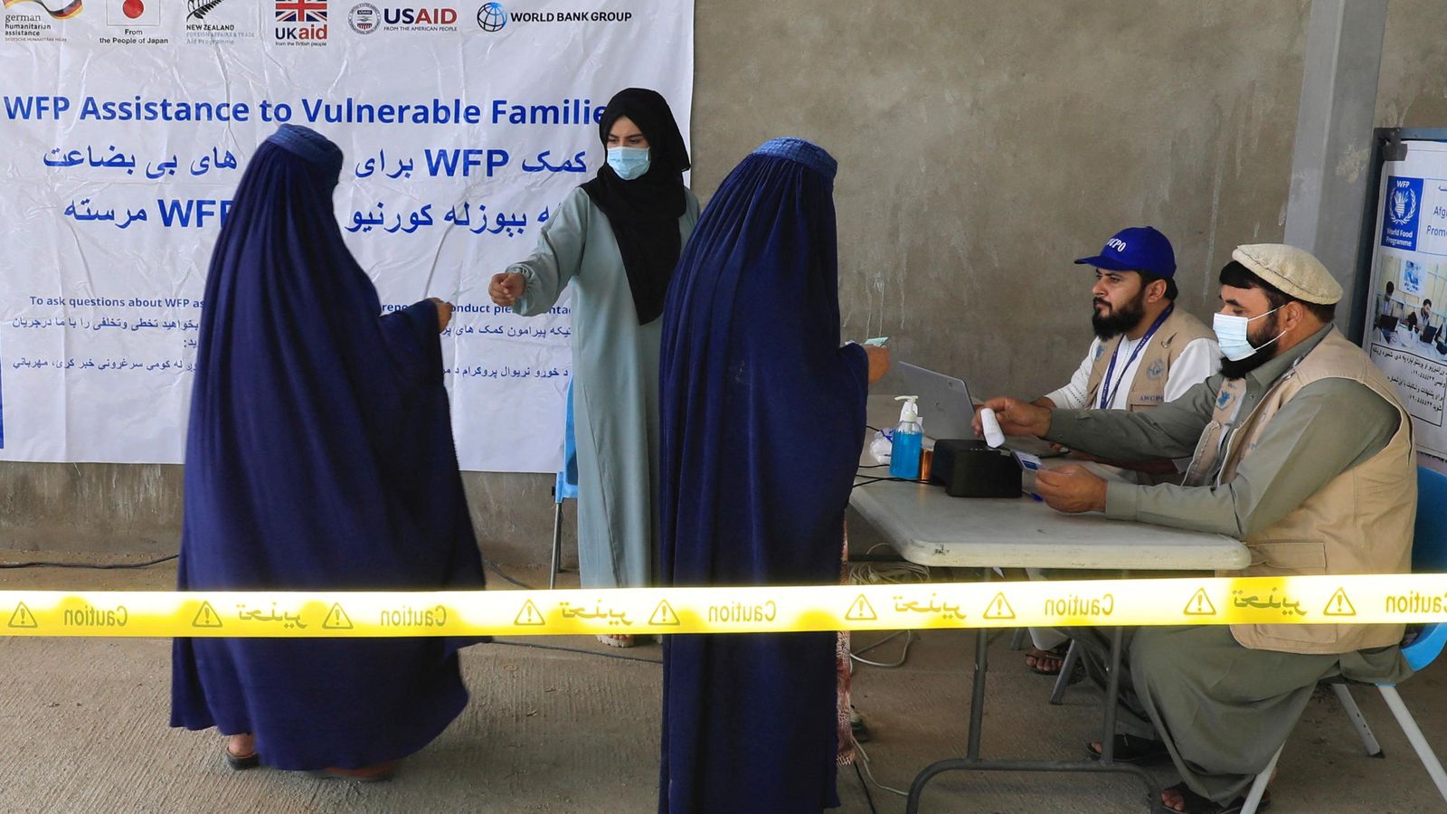 Dos dones amb un vel integral reben ajuda humanitària internacional a Kabul