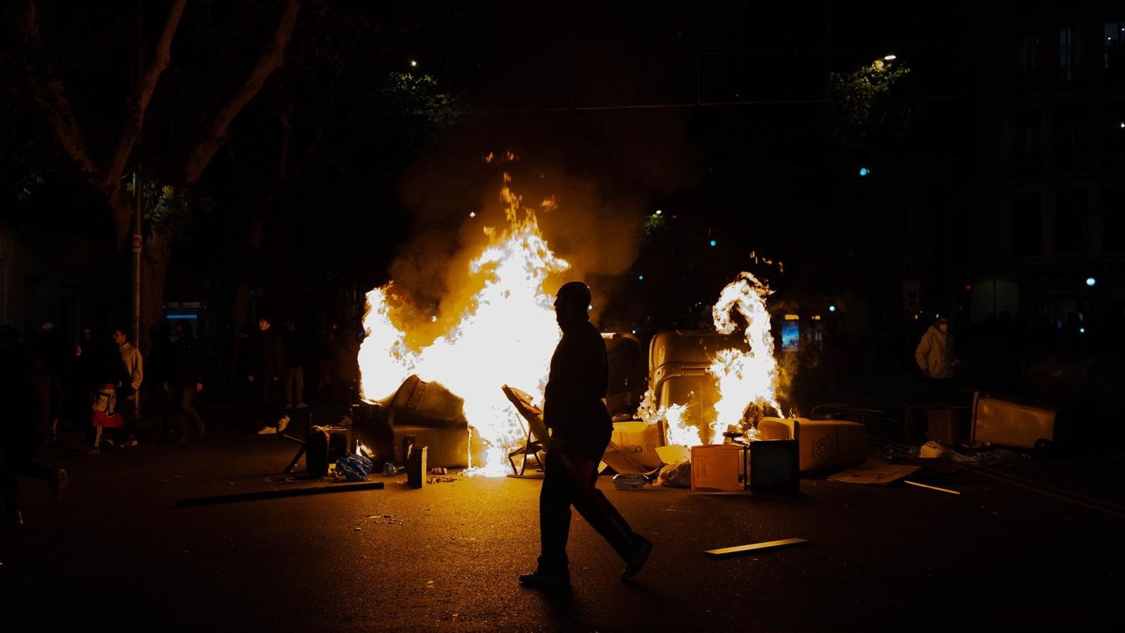 Una foguera provocada pels manifestants al carrer de Ferraz a Madrid, aquest dijous Una foguera provocada pels manifestants en el carrer Ferraz a Madrid