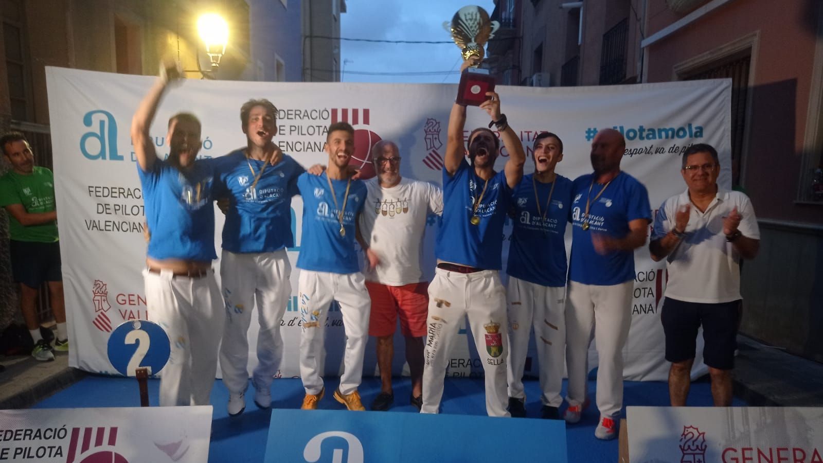 L'equip de Sella, amb el trofeu de campió