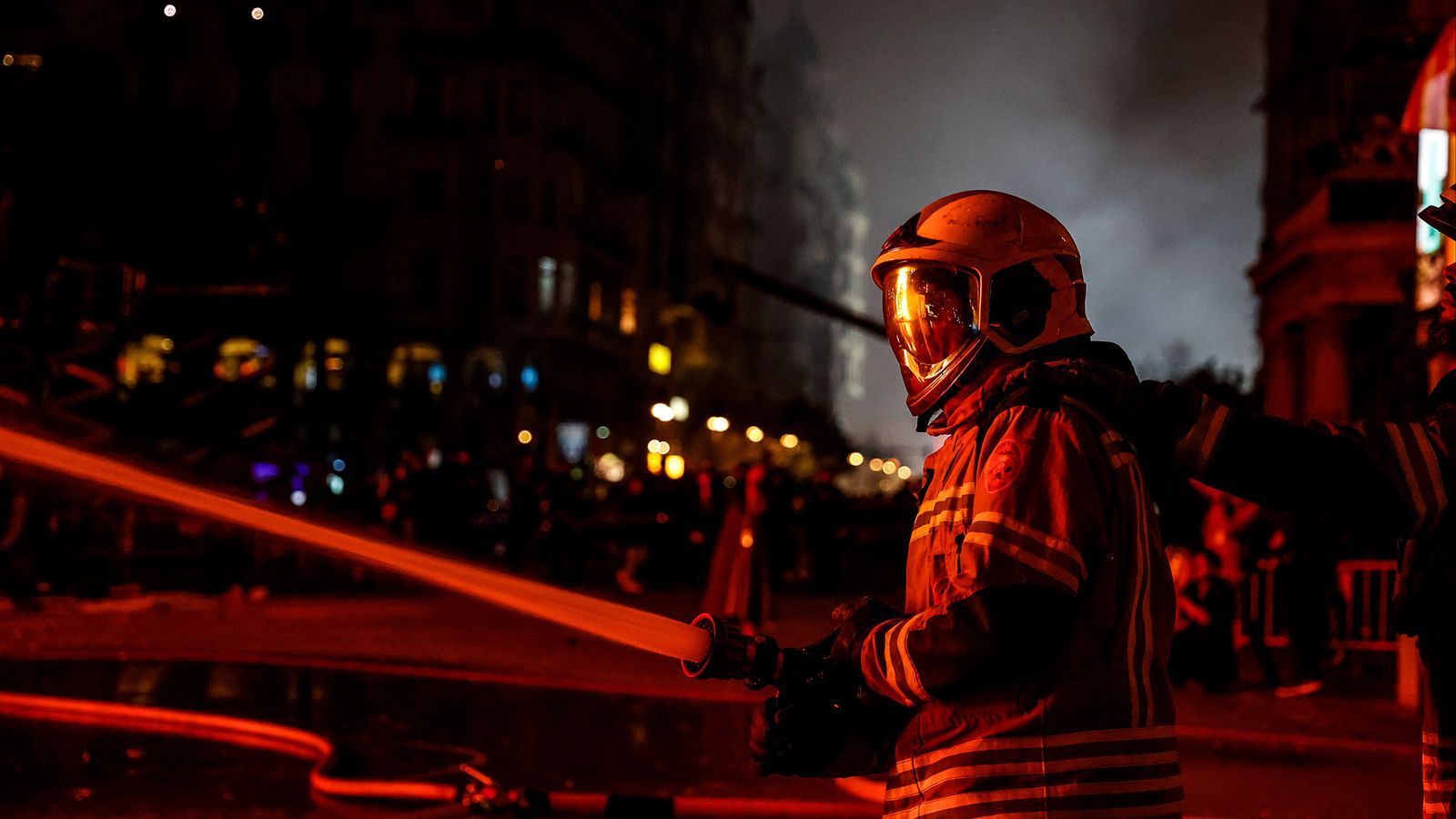 Un bomber dels que va participar en la cremà de la falla municipal de l'any passat