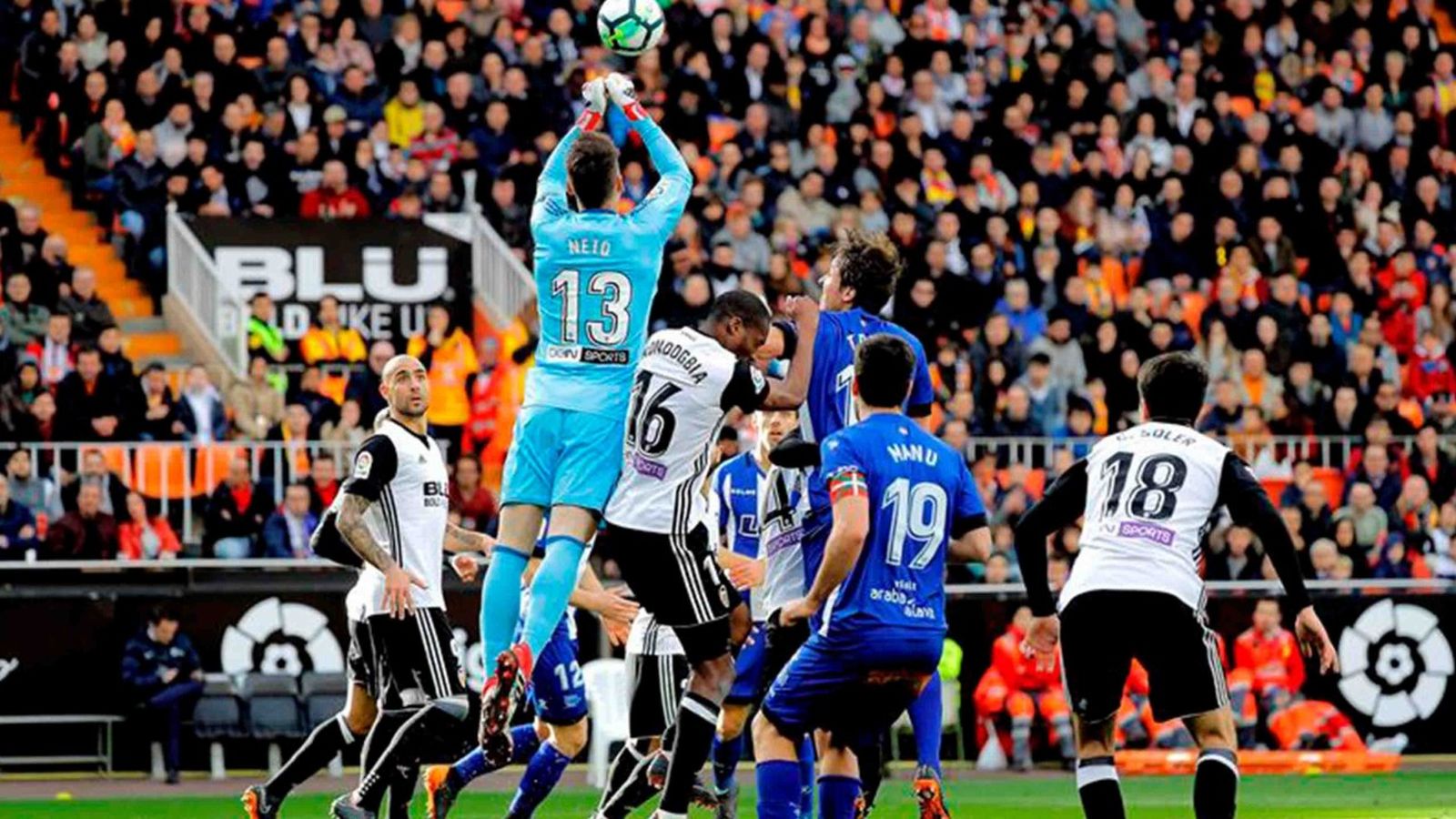 El porter del València C. F., Neto, en acció