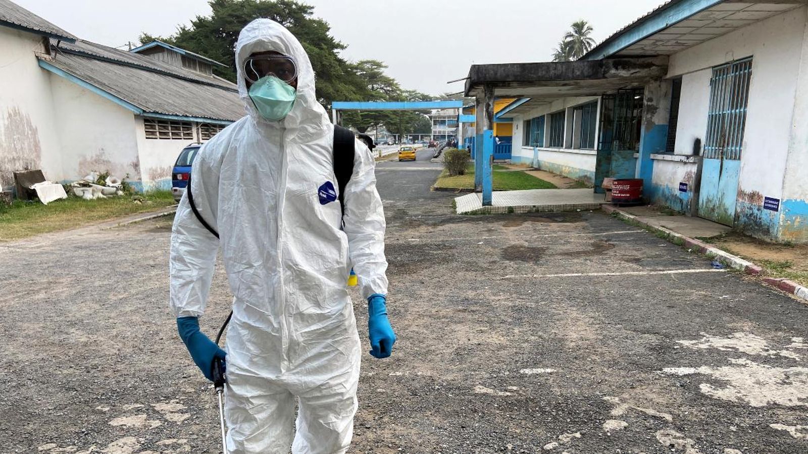 Personal mèdic amb equips de protecció, el passat mes de febrer en un hospital de Camerun