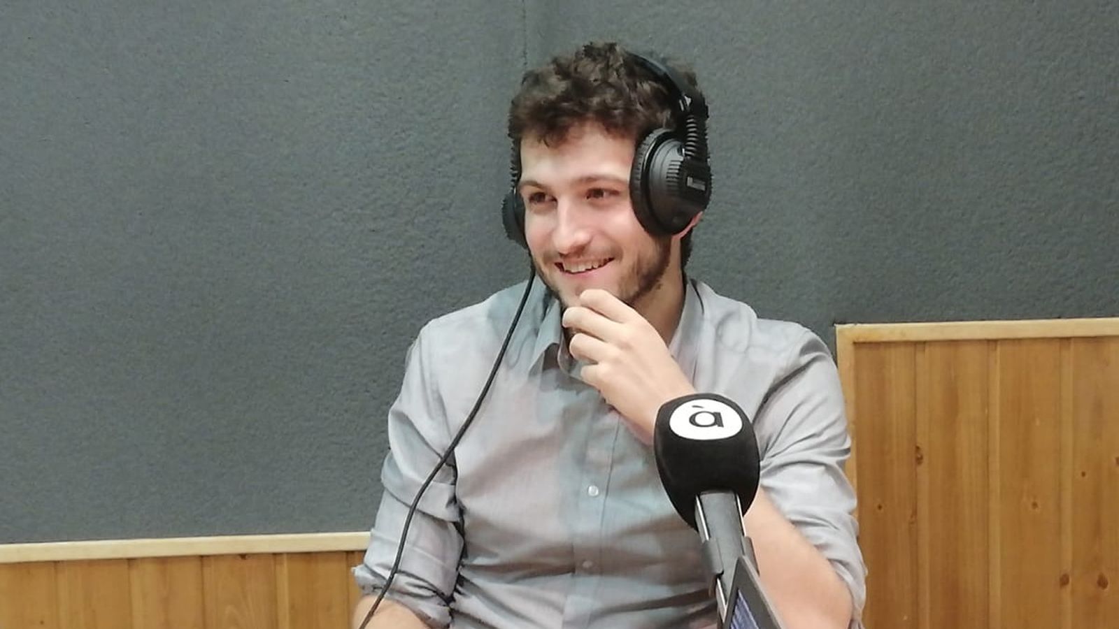 El secretari general i síndic de Podem, Antonio Estañ, als estudis de ràdio d'À Punt Mèdia