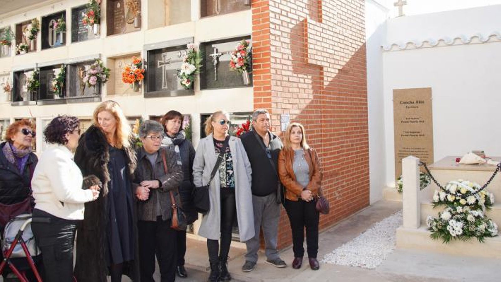 L'alcaldessa de Castelló de la Plana, Amparo Marco, assiteix a l'homenatge a l'escriptora Concha Alós, al cementeri municipal de Sant Josep