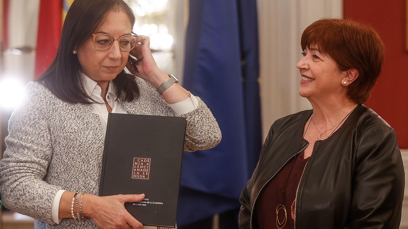 Llanos Massó, a l'esquerra, amb la presidenta de l'AVL, Verònica Cantó, en l'acte de lliurament de la memòria de la institució de 2022