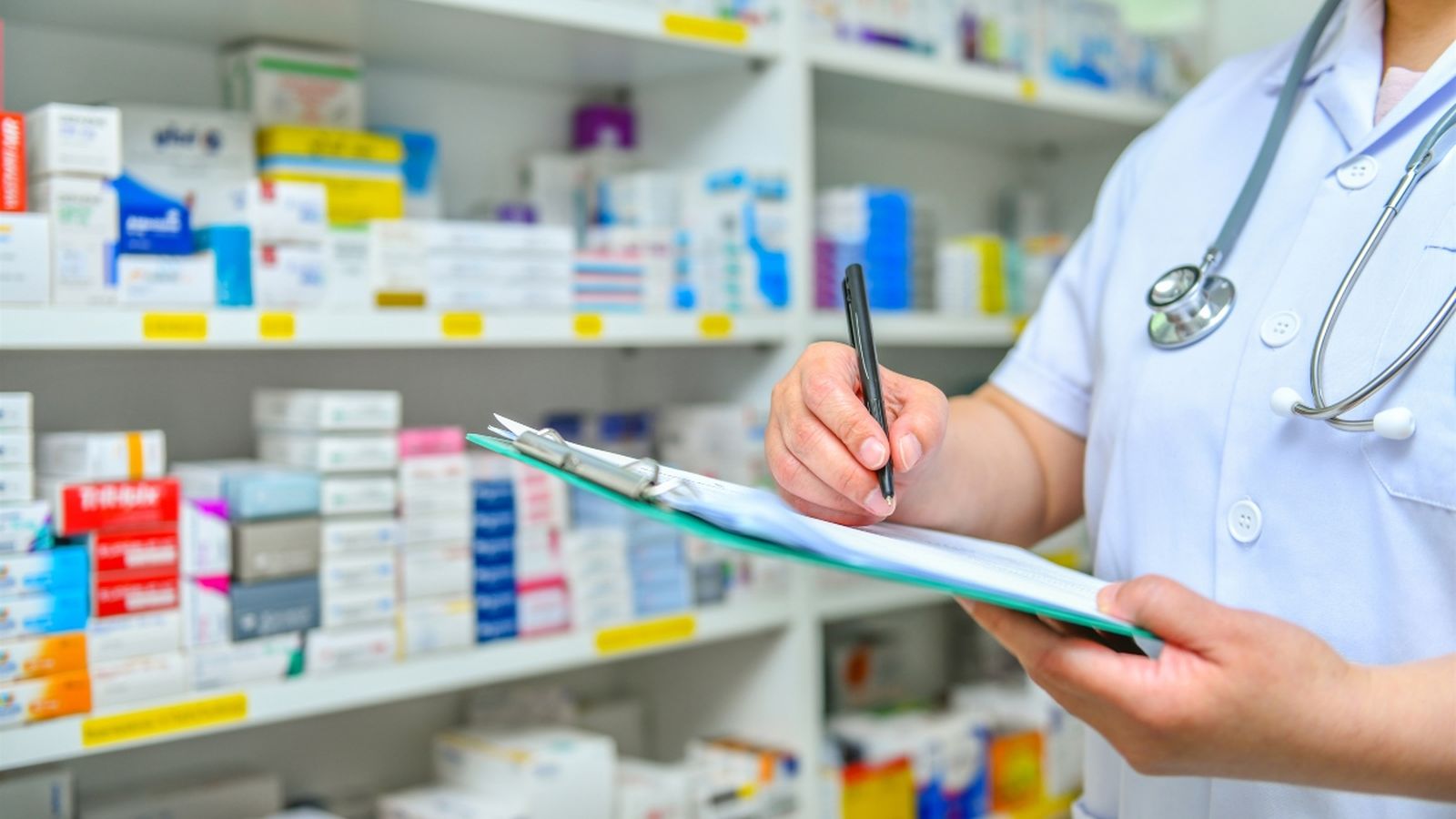 Personal de farmàcia en una imatge d'arxiu