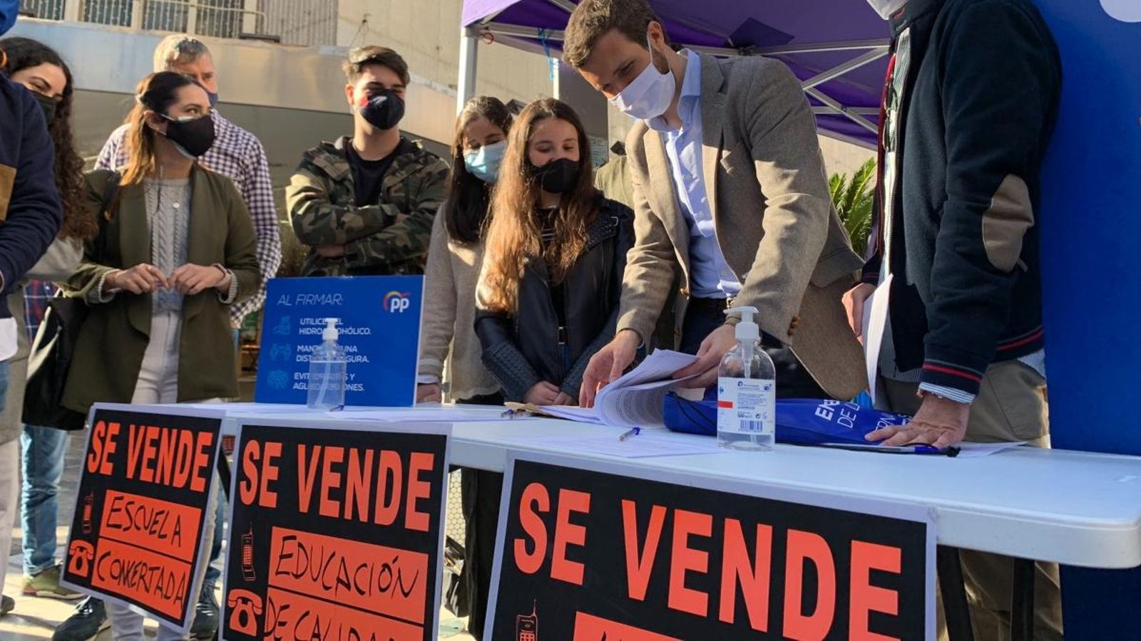 El president del PP, Pablo Casado, recollint firmes contra la Lomloe a Múrcia.