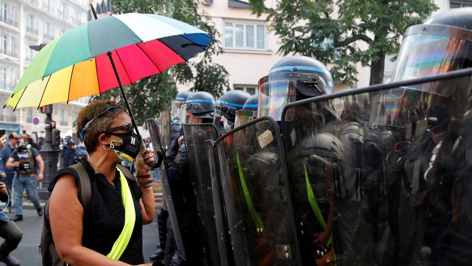 Una manifestant a París aquest dissabte.