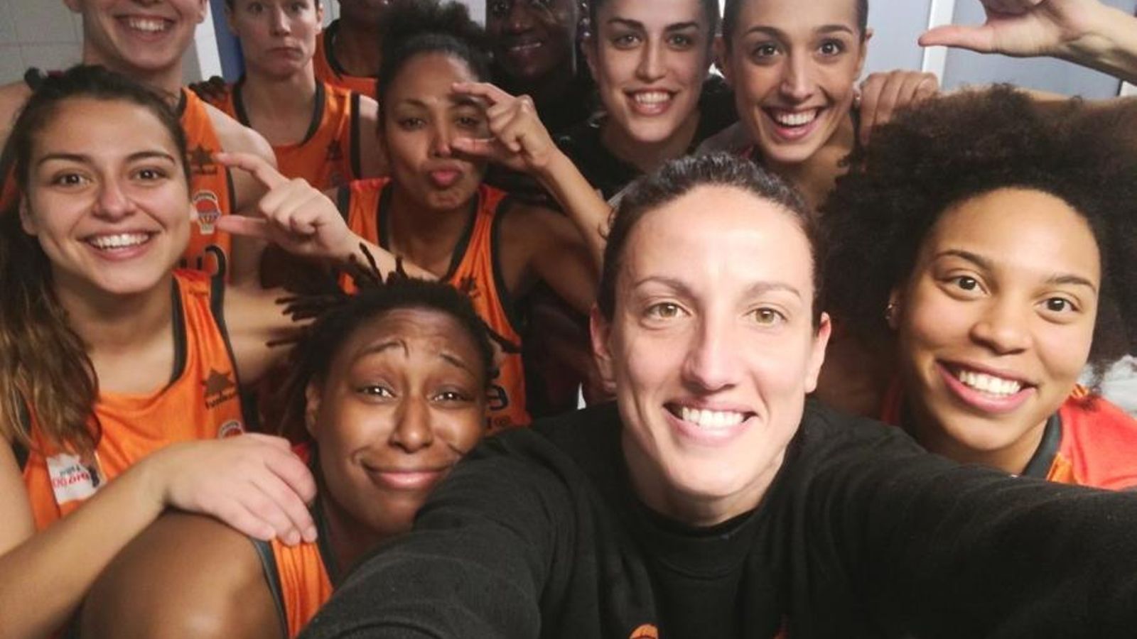 Les jugadores del València Basket fan celebració al vestidor