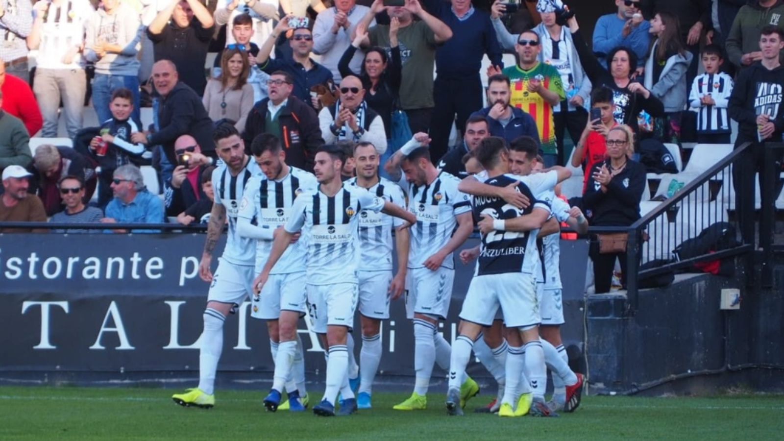 Els jugadors del Castelló celebren la victòria