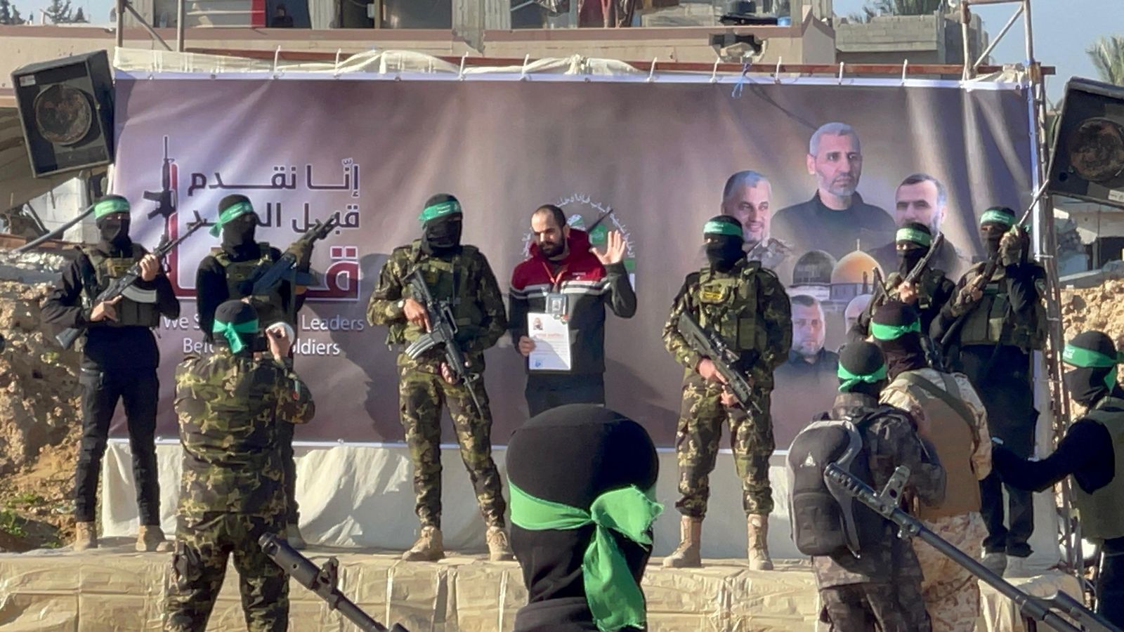 L'ostatge Yarden Bibas posa amb milicians de Hamàs en el moment de l'entrega