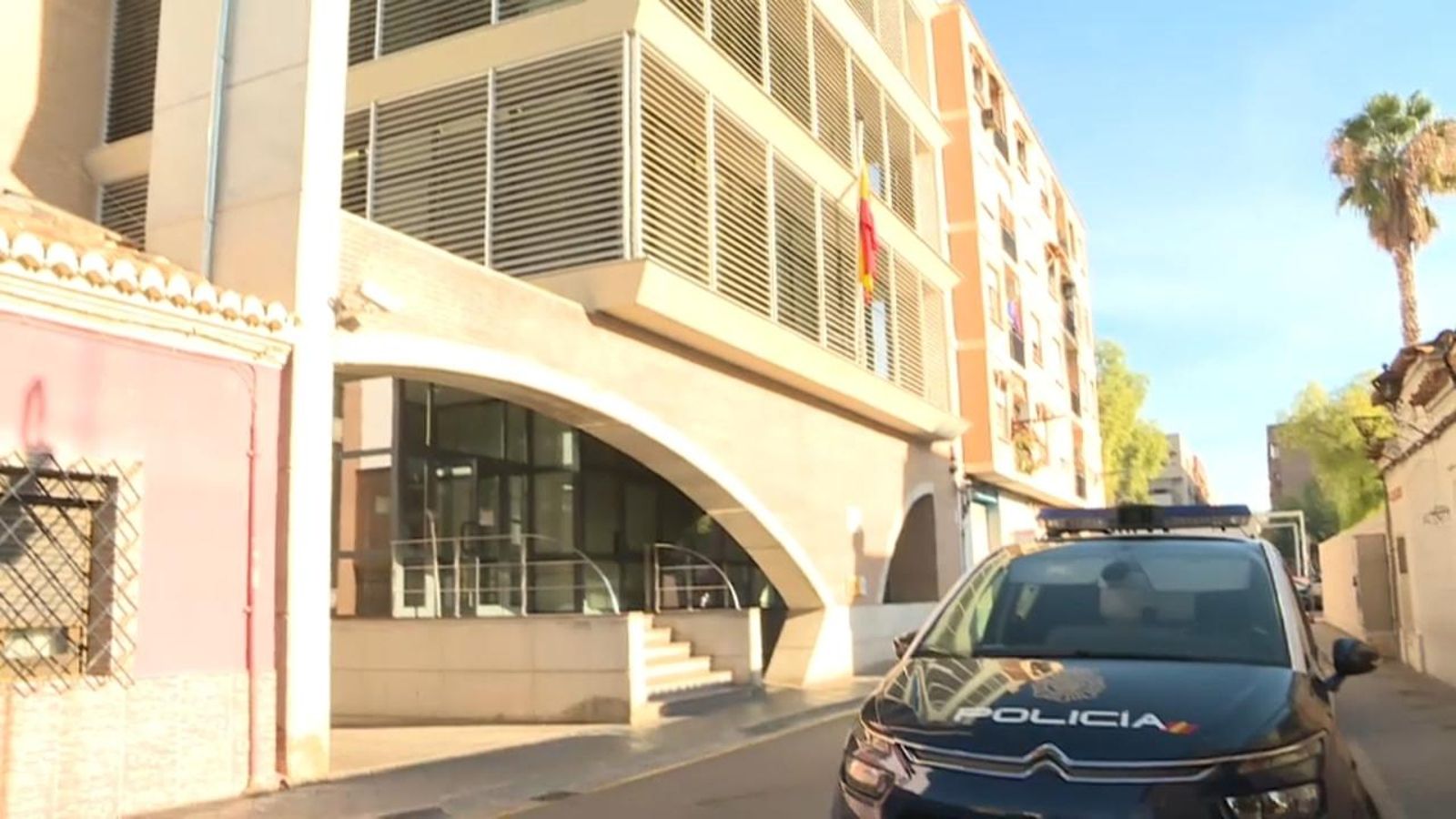 Portada: façana de la comissaria de Policia Nacional de Xirivella