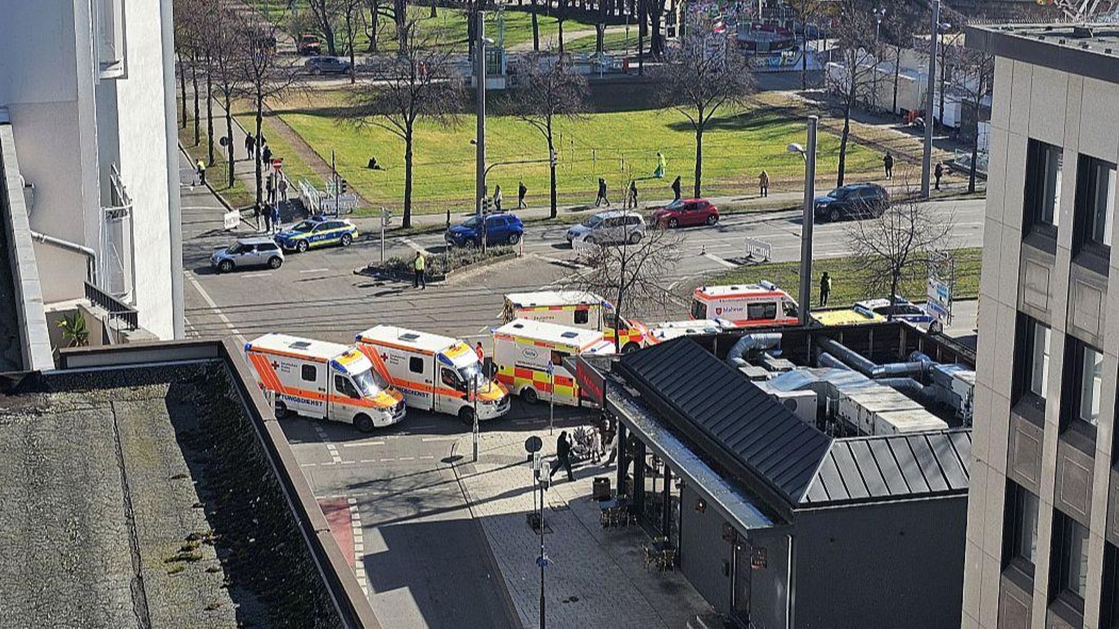 Un grup d'ambulàncies al lloc de l'atropellament