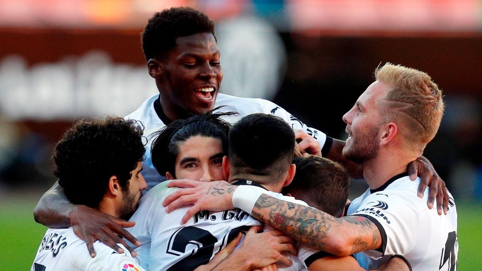 Els jugadors del València celebren un gol contra l'Athletic Club a Mestalla