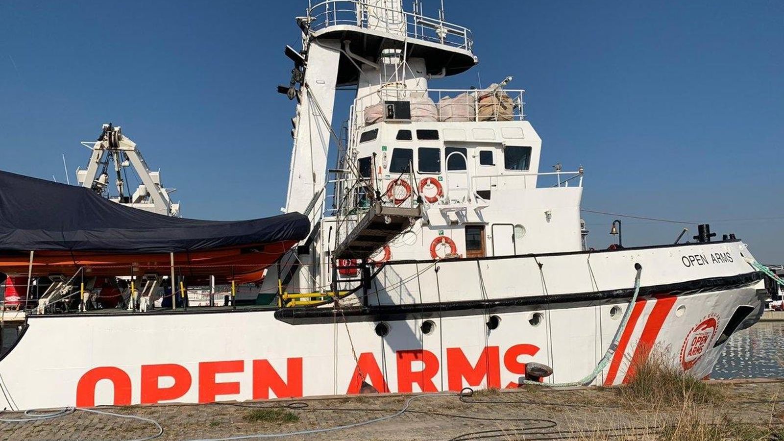 L'Open Arms continua bloquejat al port de Barcelona tres mesos després L'Open Arms continua bloquejat al port de Barcelona tres mesos després