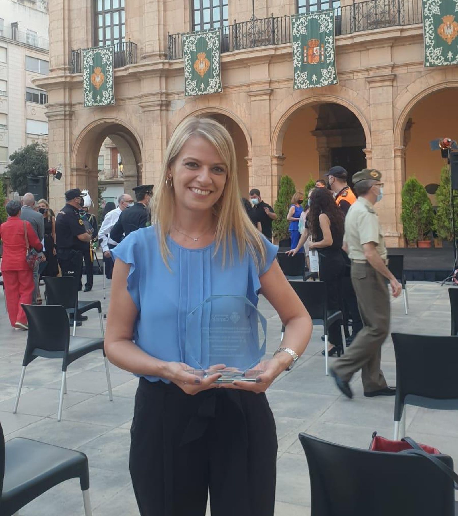 Maria Lahuerta, delegada d'À Punt a Castelló, ha sigut l'encarregada d'arreplegar el guardó