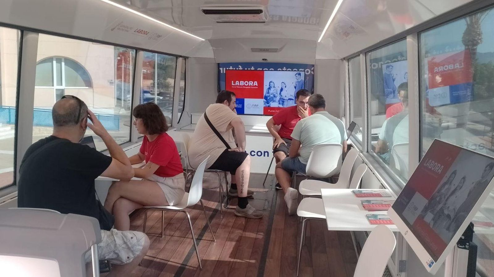 Aturats s'informen sobre diferents opcions per a treballar a l'autobús de Labora