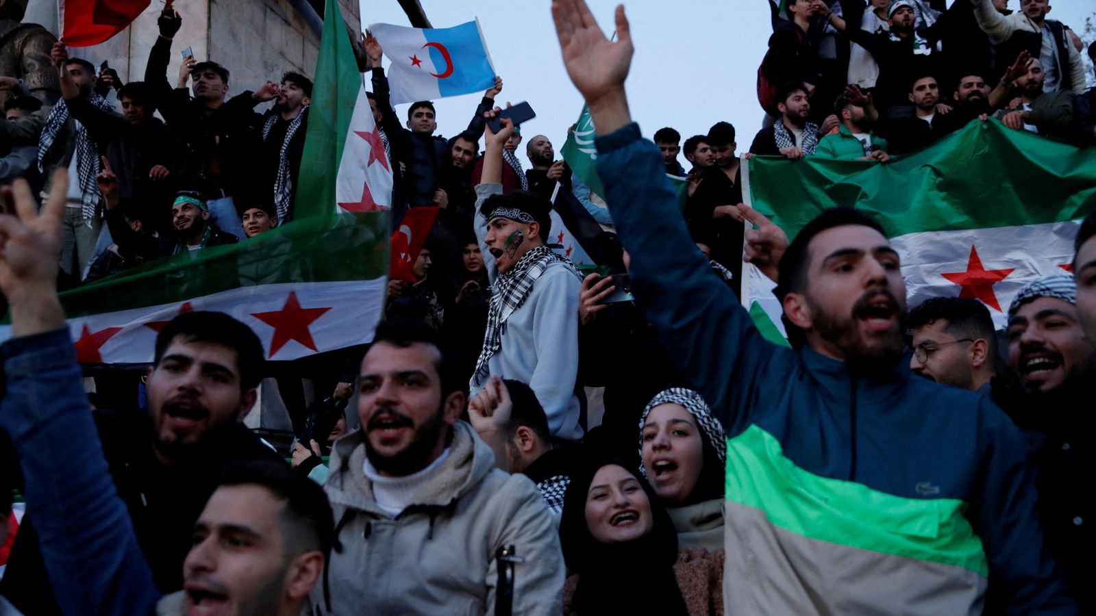 Sirians celebren a Turquia la caiguda del règim de Bashar al-Assad Sirians celebren a Turkia la caiguda del règim de Bachar al Asad