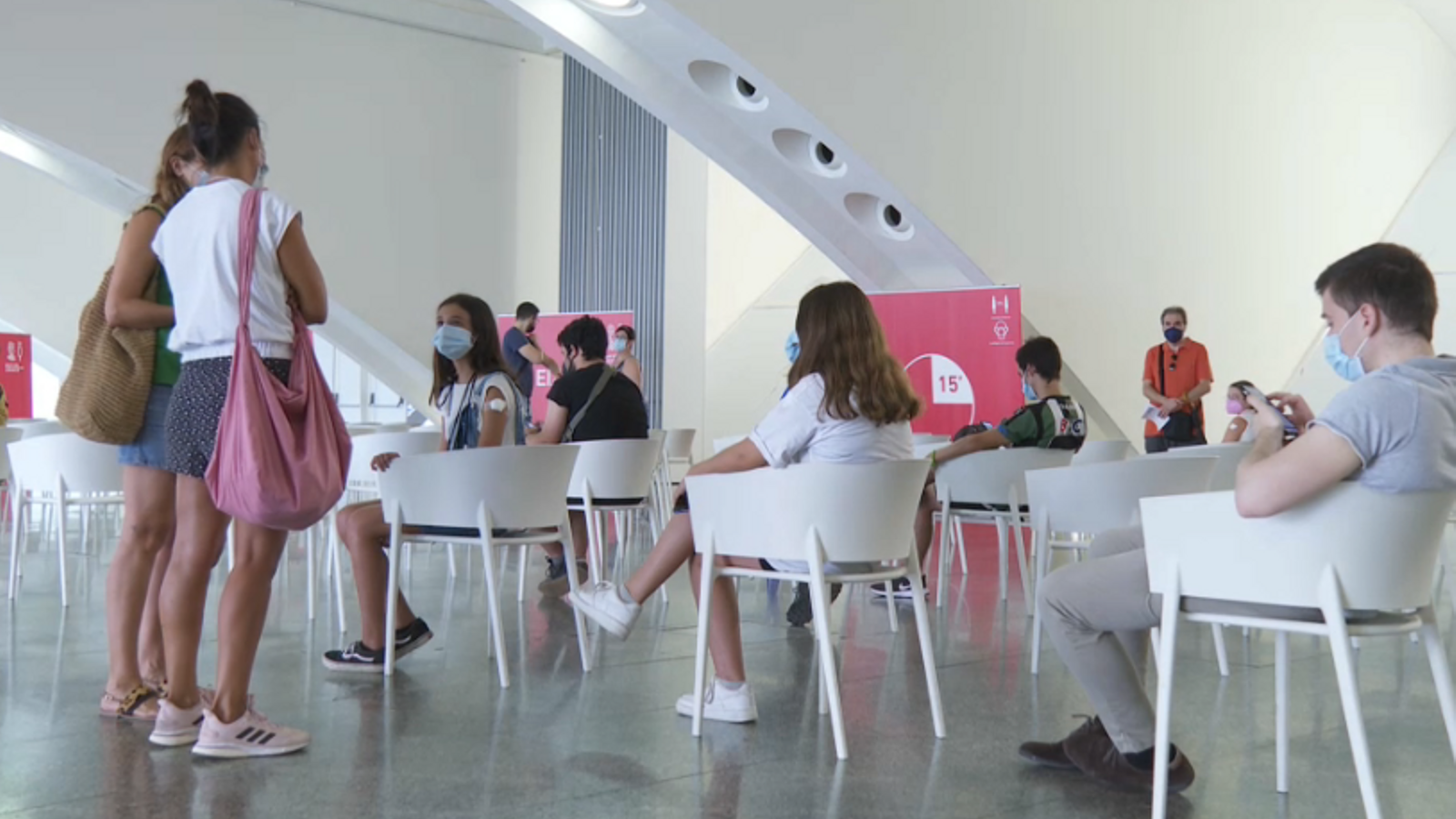 Menors de dotze anys a un centre de vacunació després de ser vacunats