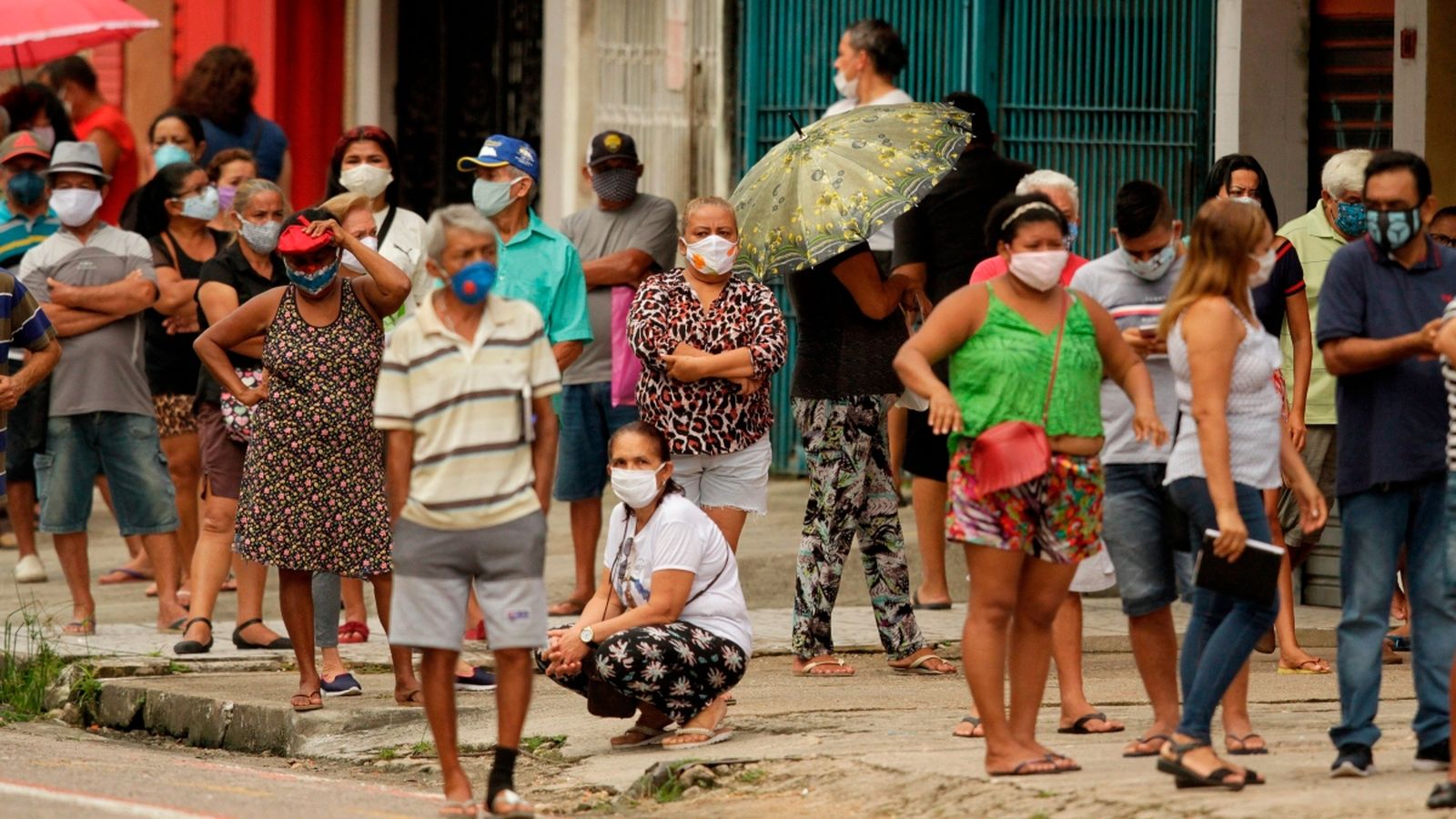 Un grup de persones es mobilitza el passat 7 de maig a la ciutat de Belém, el Brasil, malgrat l’ordre de confinament